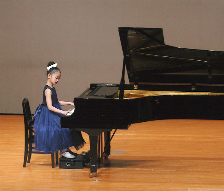 女の子のピアノの発表会