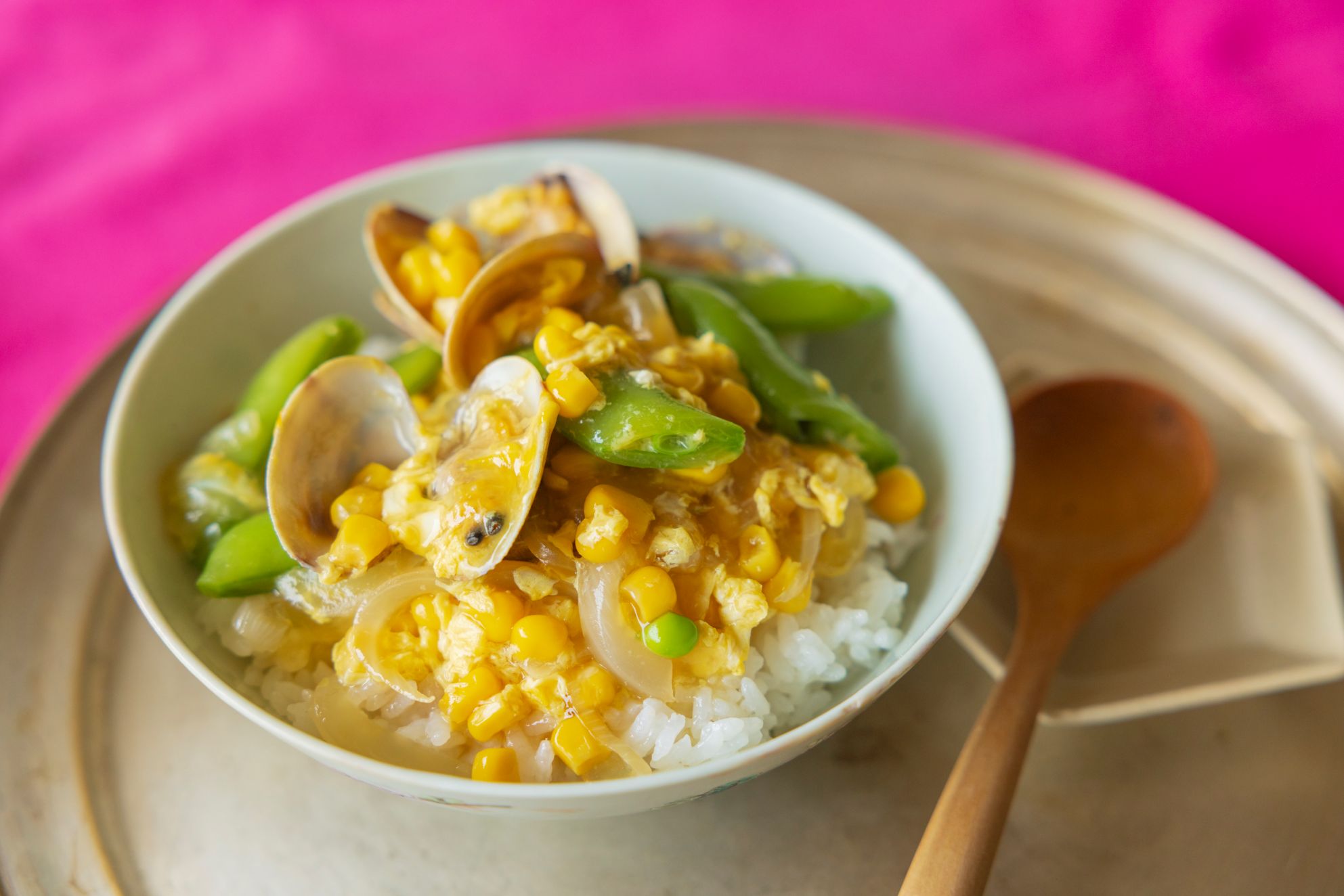 【簡単&時短のどんぶりレシピ】 栄養たっぷりの「あさりとスナップえんどうの卵丼」